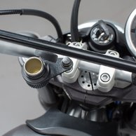 držák zásuvky 12 V na šroub M8