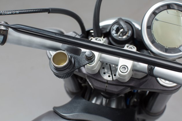 držák zásuvky 12 V na šroub M8