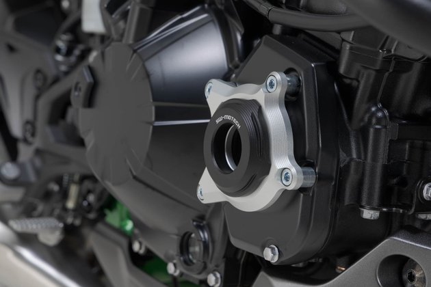 Engine case protector Black/Silver. Kawasaki Z900 models (16-).